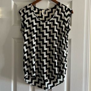 Black and white chevron top, Sz Small
